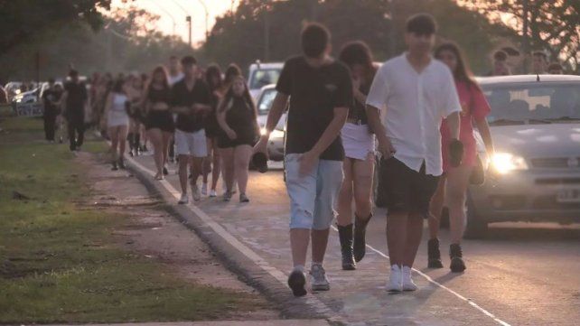 Jóvenes en la zona de los boliches