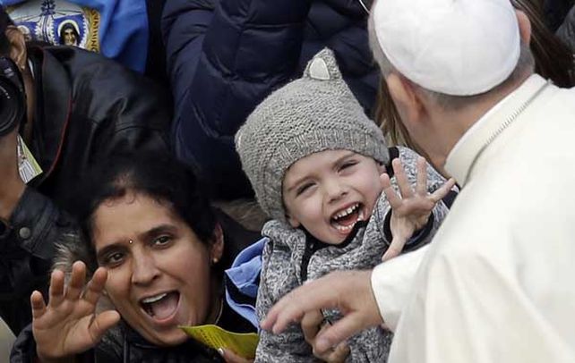 Color esperanza. El Papa fue saludado ayer por los fieles en San Pedro.