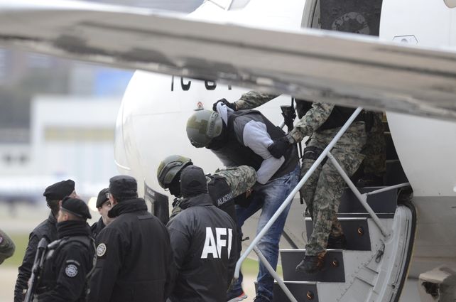 Doble. Quien bajó del avión ayer en Aeroparque no era Pérez Corradi.