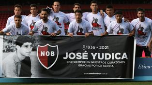 La bandera con el rostro estampado de José Yudica en la foto del plantel.