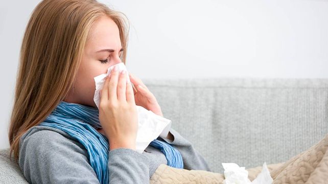 Un científico argentino asegura que el resfrío puede bloquear y proteger del coronavirus