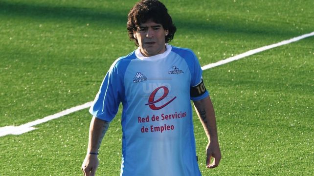 Diego Maradona en la cancha de Patronato