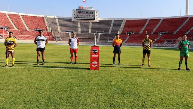 Los 6 capitanes de las franquicias que participan de la Superliga posaron con el trofeo en el estadio Nacional de Chile.