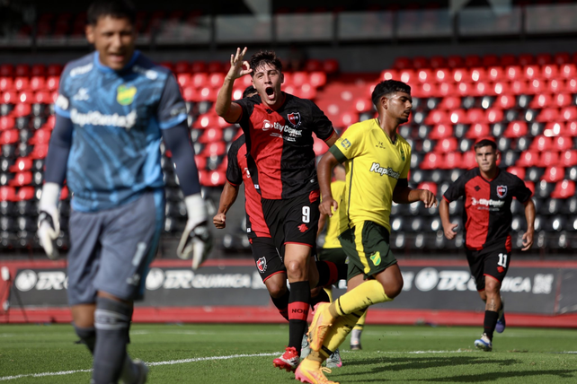 Francisco Scarpeccio anotó de penal el gol del triunfo de Newells en reserva ante Defensa y Justicia