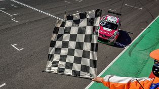 Leo Pernía llegó primero a la bandera a cuadros y ahora es nuevo escolta en el torneo.