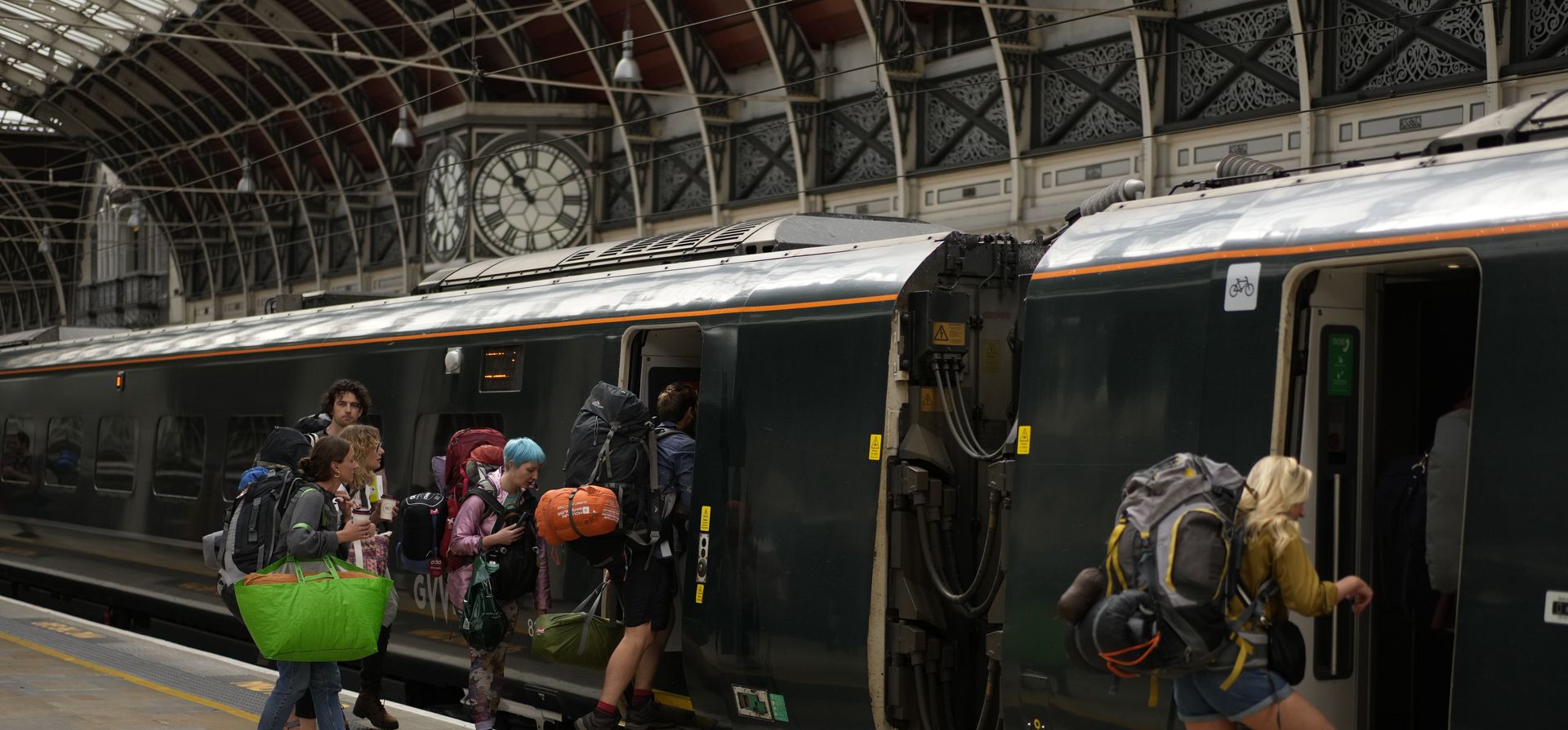 Pasajeros con equipo de campamento abordan un tren para ir al festival de música de Glastonbury en la estación ferroviaria de Paddington, en Londres, durante una huelga de trabajadores ferroviarios, el jueves 23 de junio de 2022. Decenas de miles de trabajadores ferroviarios abandonaron el trabajo en Gran Bretaña para darle paso a la huelga de tránsito más grande del país en tres décadas.