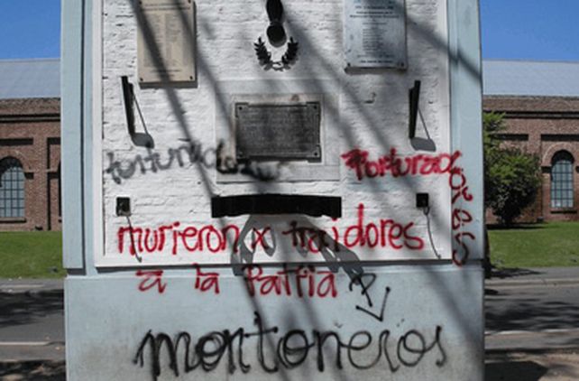 Pintaron las placas recordatorias de un atentado ocurrido en la d&eacute;cada del 70