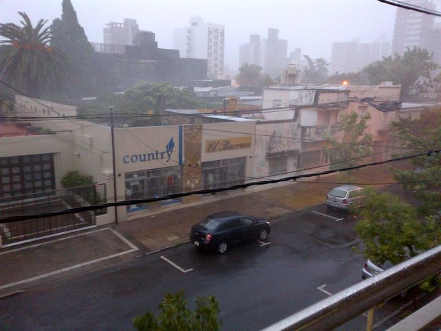 Fuerte temporal sobre la ciudad de Santa Fe/ gentileza lectores Alejo Martínez