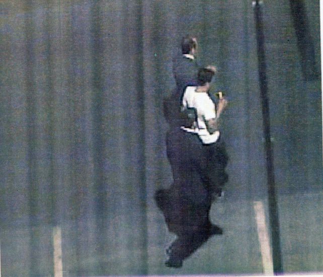 El momento en que la custodia del casino saca al apostador turco al playón para, según dijo, llevarlo hasta el hotel República. (Foto del expediente)