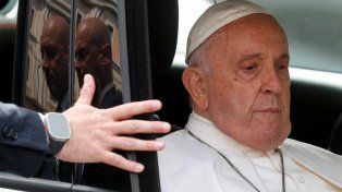 Miles de fieles rezan todas las noches por la salud del Papa.