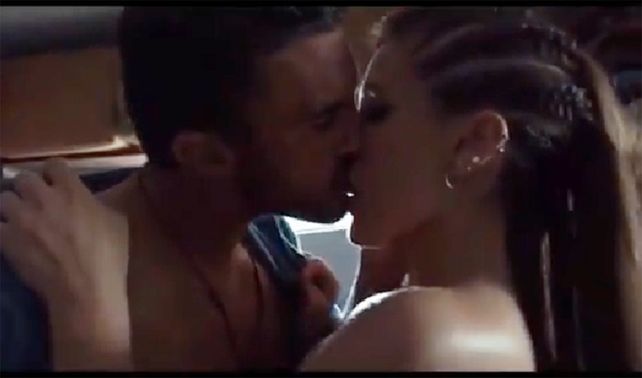 Tremendo beso de Cubero a Barbie Vélez
