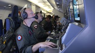 Los investigadores amplían la zona de búsqueda del avión malayo desaparecido