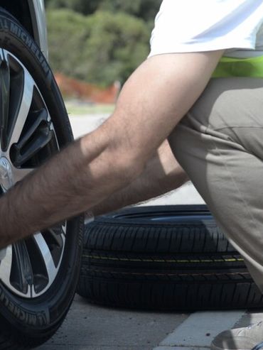 Autos 0 km sin rueda de auxilio: la novedad que llega a Rosario y preocupa por el estado de las rutas