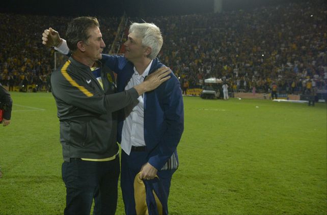 Un impulsor del Patón. Bauza se funde en un abrazo con el vice Ricardo Carloni.