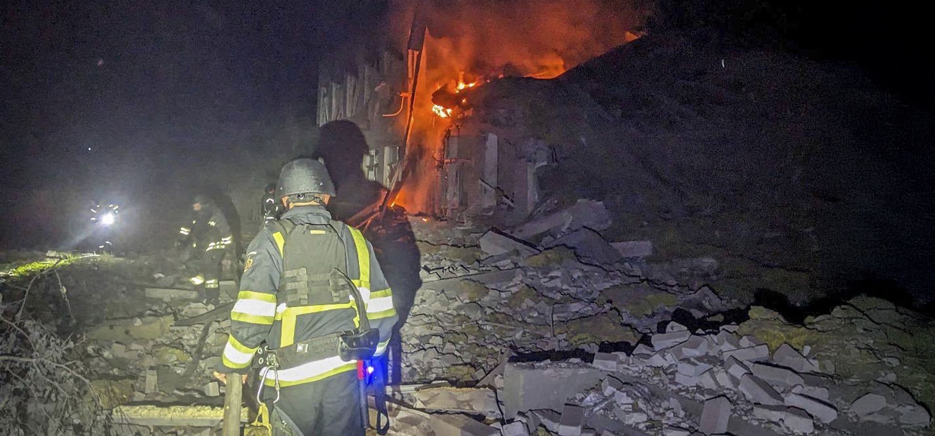 Fotografía proporcionada por el Servicio de Emergencias de Ucrania, los bomberos extinguieron el incendio de un hospital de la ciudad tras un ataque ruso en la región de Sumy, Ucrania, el martes 15 de julio de 2025. (Servicio de Emergencias de Ucrania vía AP) Fotografía proporcionada por el Servicio de Emergencias de Ucrania, los bomberos extinguieron el incendio de un hospital de la ciudad tras un ataque ruso en la región de Sumy, Ucrania, el martes 15 de julio de 2025. (Servicio de Emergencias de Ucrania vía AP)