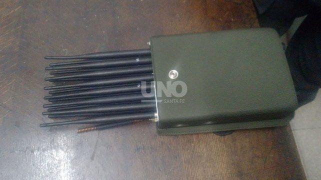 Aparato inhibidor de señal. El dispositivo que usaban los delincuentes en pleno centro de Santa Fe para robar autos.&nbsp;