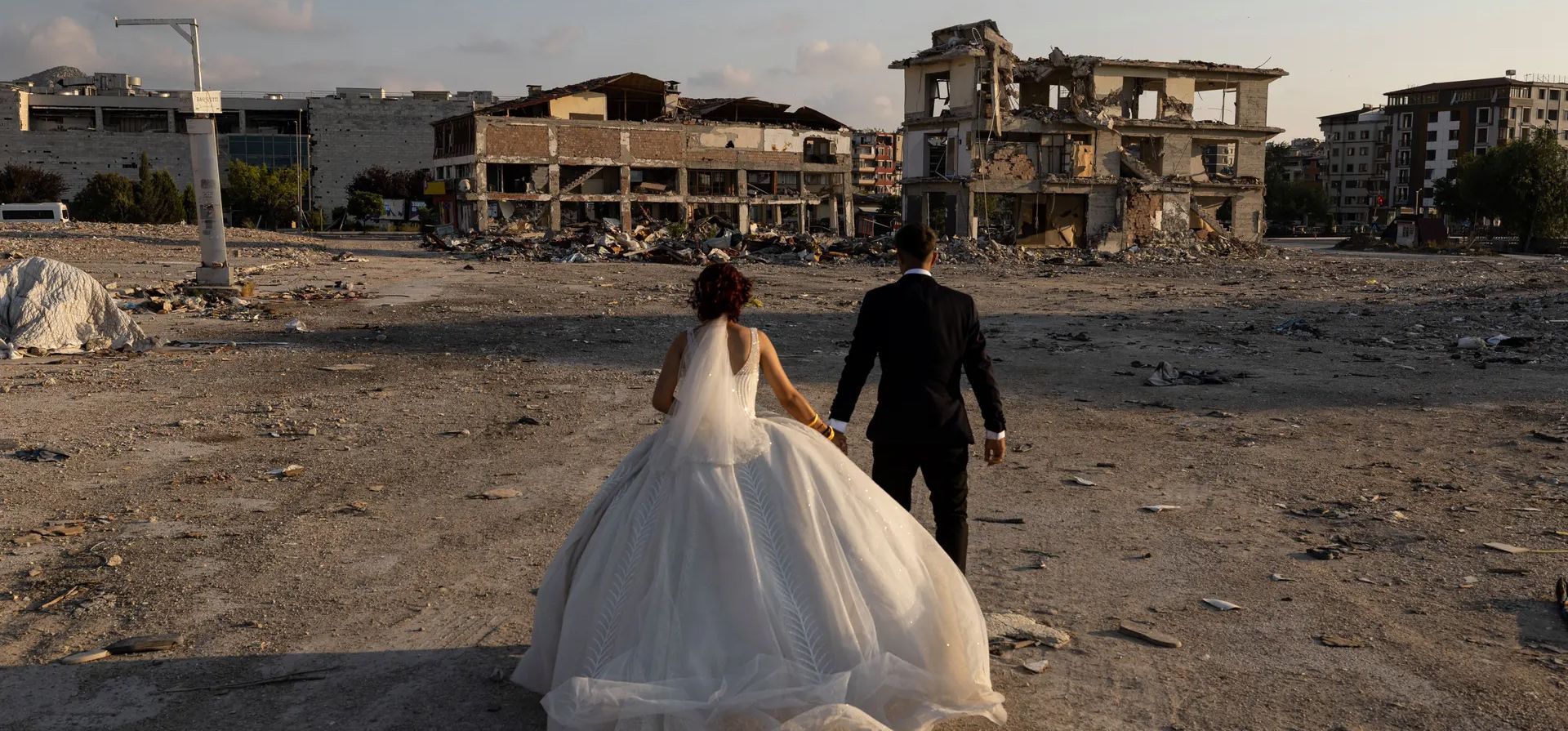 Hatay, Turquía. Una pareja que se comprometió antes del terremoto se casa en la ciudad contenedor donde se alojan sus familias. Fotografía: Dia Images/Getty Images Hatay, Turquía. Una pareja que se comprometió antes del terremoto se casa en la ciudad contenedor donde se alojan sus familias. Fotografía: Dia Images/Getty Images