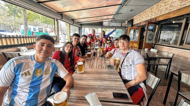 Las fotos de los hinchas de Unión que coparon Santiago de Chile