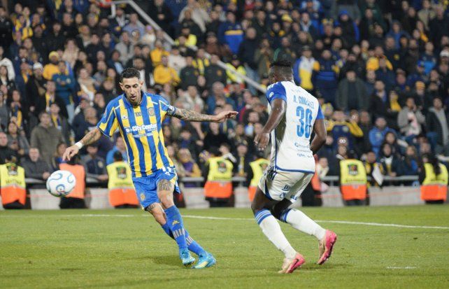 Di María maniobra en el partido ante Universidad Central
