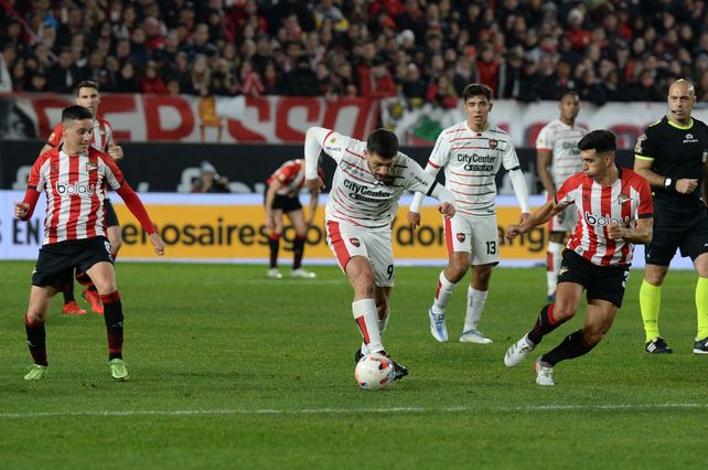 Newells derrotó con solidez a Estudiantes y es puntero del torneo en soledad