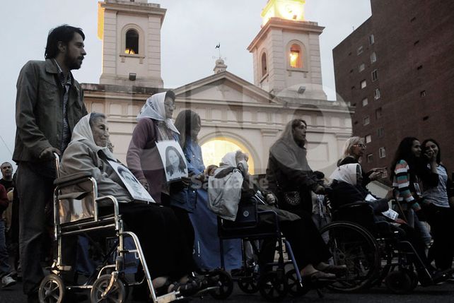La plaza de Mayo en Santa Fe reavivó la memoria, exigió verdad y pidió justicia