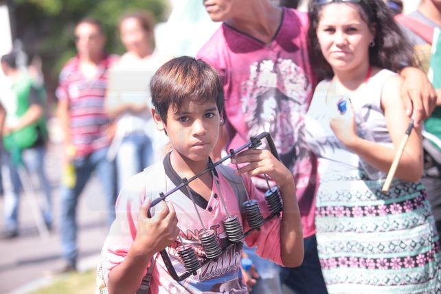 Estatales y docentes marcharon a Casa de Gobierno en repudio del techo del 18% y denunciaron aprietes