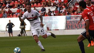 En acción. Moreno tiene un gran panorama de juego. Su apellido sonó en Boca y River, pero el pibe tiene los pies sobre la tierra.