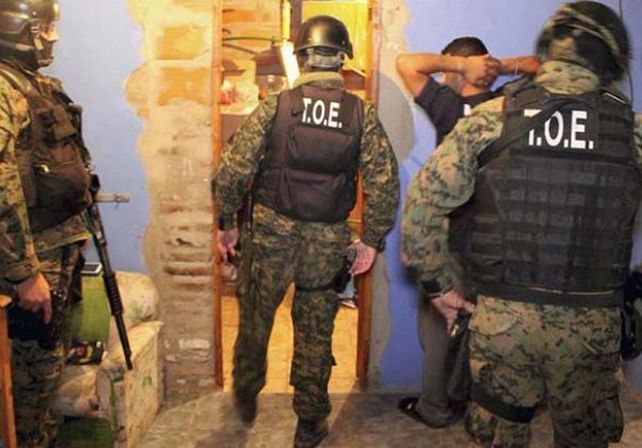 Efectivos de la TOE custodian a uno de los detenidos tras los allanamientos de esta mañana. Foto: Ministerio de Seguridad de Santa Fe