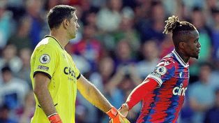 Dibu Martínez tapó un penal pero Aston Villa no pudo ante Crystal Palace.&nbsp;