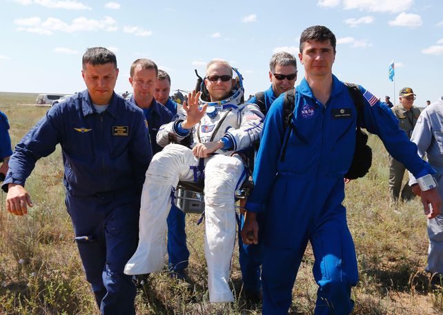 El astronauta Tim Kopra se llevado por los socorristas luego del exitoso aterrizaje.&nbsp;
