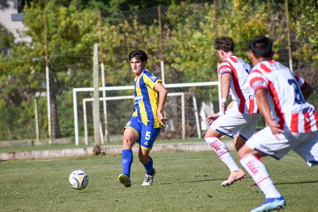 Joaquín Espina, el volante central canalla, intenta una salida clara para el equipo.