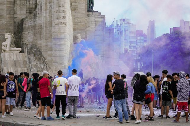 Los chicos que finalizan en secundario llegaron desde temprano al Monumento a la Bandera.