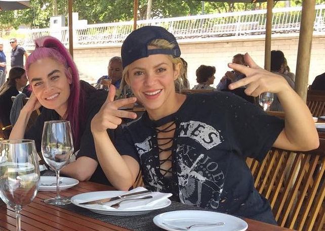 Shakira sorprendió  tirando unos pasos de break dance en una heladería
