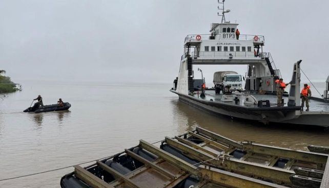 El Ejército Argentino realiza tareas de entranamiento en las márgenes del río Paraná.