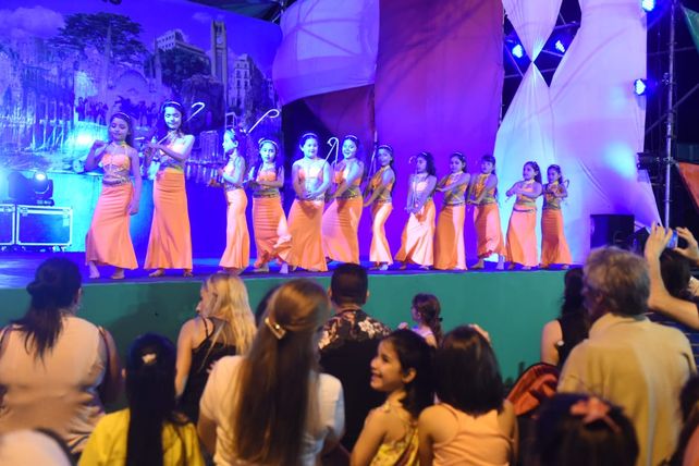Colectividades levantó el telón con una fiesta de colores y sabores típicos