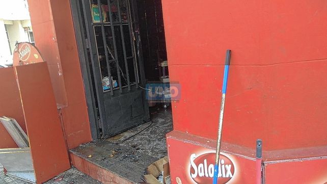 Paraná: se incendió por completo un quiosco en una esquina céntrica