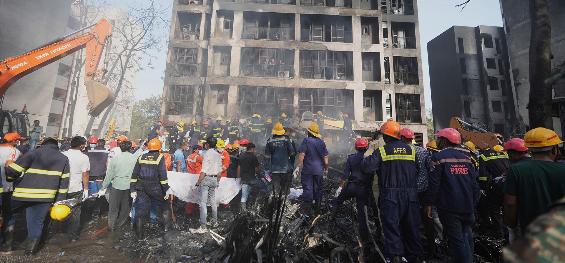 Equipos de búsqueda y rescate acudieron al lugar de un accidente aéreo en Ahmedabad, India, el jueves 12 de junio de 2025. (Foto AP/Ajit Solanki) Equipos de búsqueda y rescate acudieron al lugar de un accidente aéreo en Ahmedabad, India, el jueves 12 de junio de 2025. (Foto AP/Ajit Solanki)
