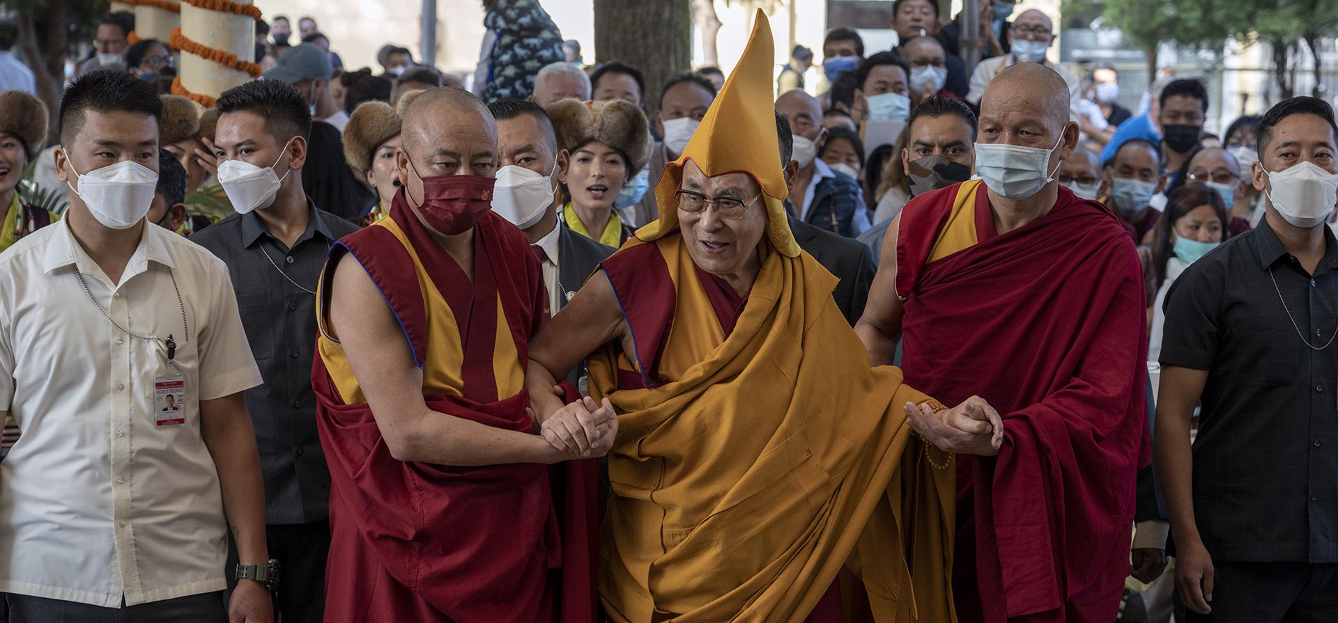 El líder espiritual tibetano, Dalai Lama, con un sombrero ceremonial, llega al templo Tsuglakhang en Dharmsala, India, el viernes 24 de junio de 2022. Los exiliados oraron por la larga vida del líder tibetano. 