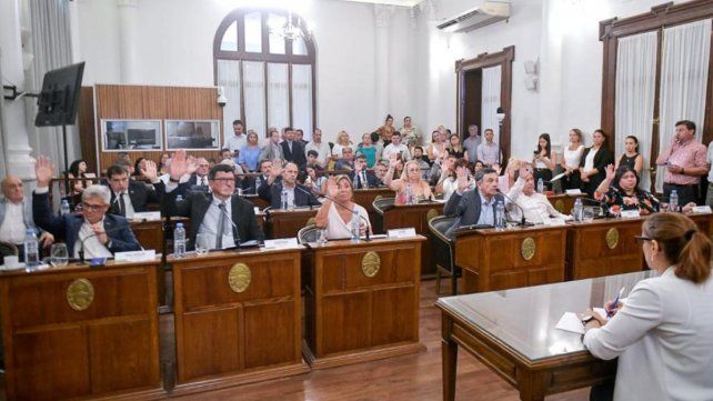 Senado: aprobaron la emergencia educativa y juró la esposa de Bahl