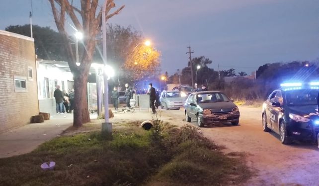 Homicidio en Sauce Viejo. La policía trabaja en el lugar donde ocurrió el crimen