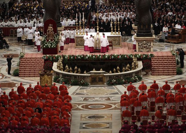 Basílica. La imponente ceremonia de ayer en el Vaticano con Francisco en el altar y de frente al colegio cardenalicio.