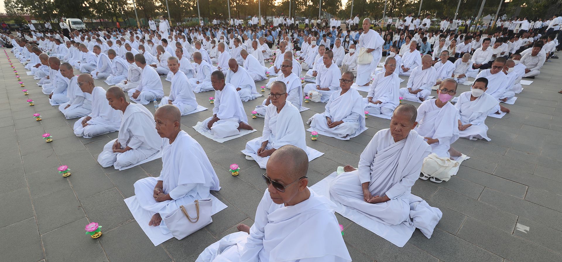 Budistas camboyanos se sientan antes de la ceremonia de oración por la paz en Phnom Penh, Camboya, el lunes 29 de diciembre de 2025. (Foto AP/Heng Sinith) Budistas camboyanos se sientan antes de la ceremonia de oración por la paz en Phnom Penh, Camboya, el lunes 29 de diciembre de 2025. (Foto AP/Heng Sinith)