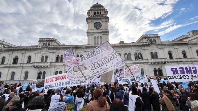 Este miércoles la Multisectorial marchó desde la Caja de Jubilaciones hasta Casa de Gobierno en rechazo de la Reforma Previsonal