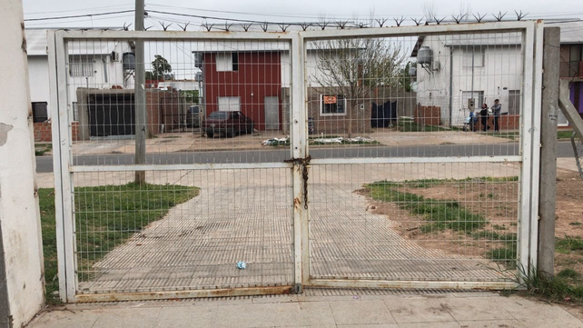 El portón de acceso a la Escuela Balseiro de barrio Fontanarrosa. El portón de acceso a la Escuela Balseiro de barrio Fontanarrosa.