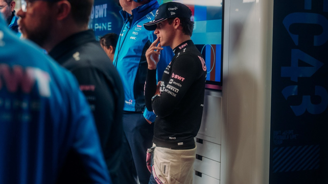 El argentino trabaja constantemente con los mecánicos para lograr el mejor rendimiento del Alpine.