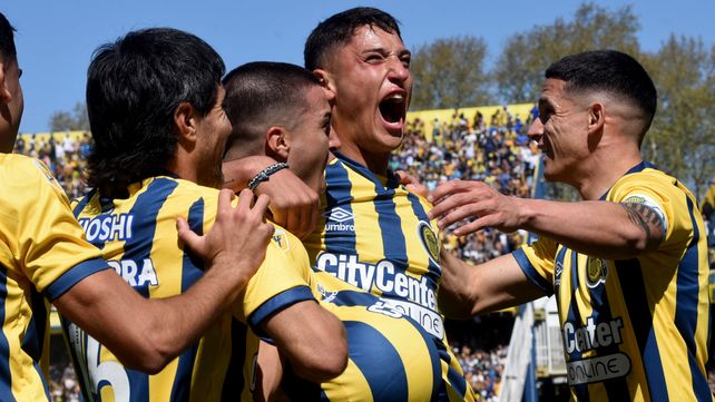 Los futbolistas canallas celebran el tanto de Marinelli contra Talleres. Central va a La Paternal por otro festejo.