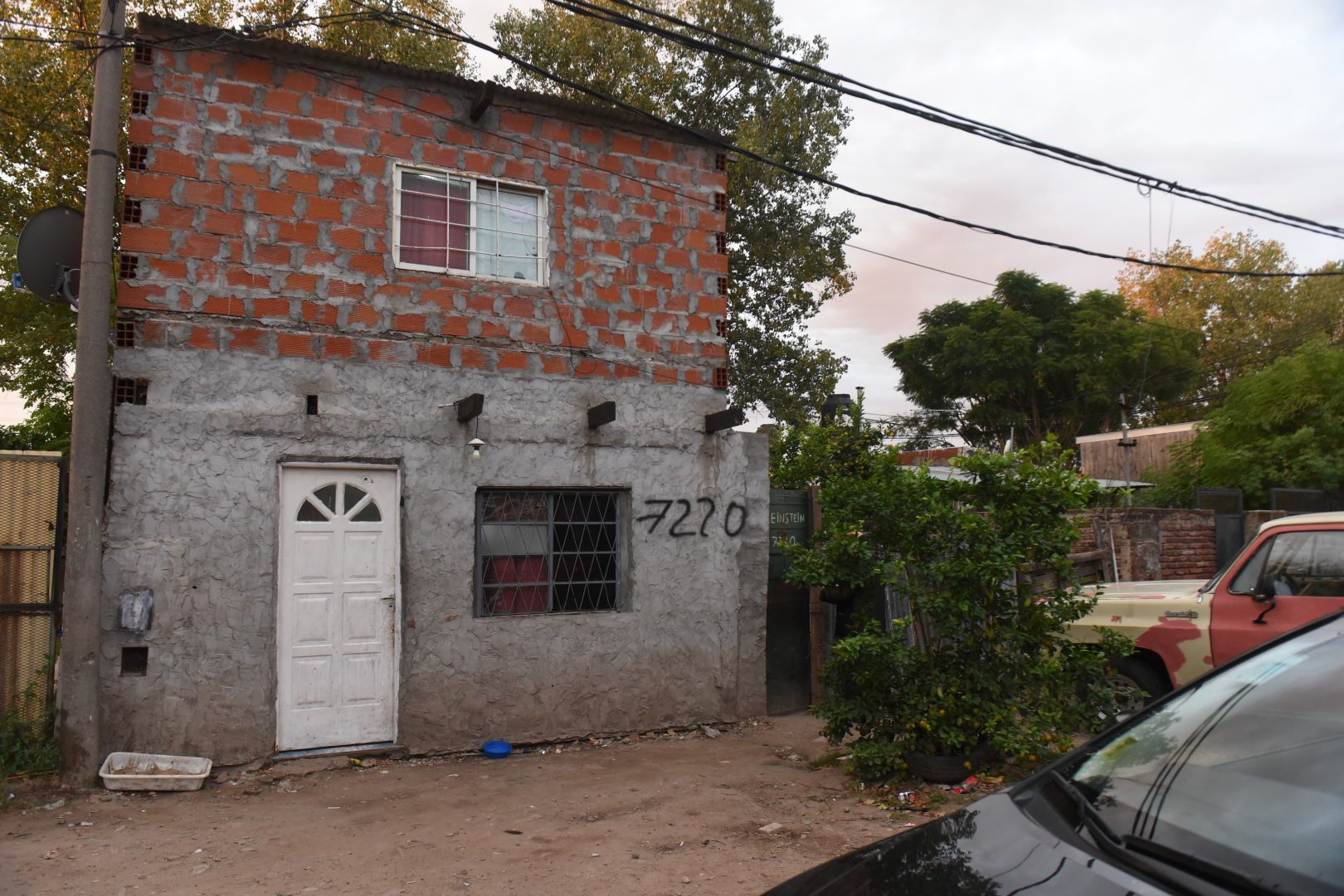 Micaela tomaba mates con su amiga cuando dispararon contra su casa de Einstein al 7200.