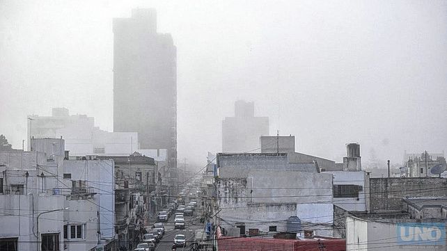 Una densa niebla cubre Paraná: piden circular con precaución