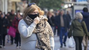 El invierno llegó con temperaturas crudas a la calle.