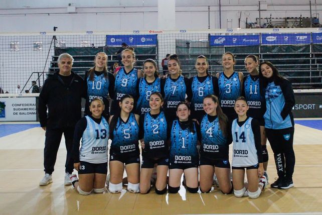 El plantel Sub-18 de Libertad, la revelación del certamen federal. 